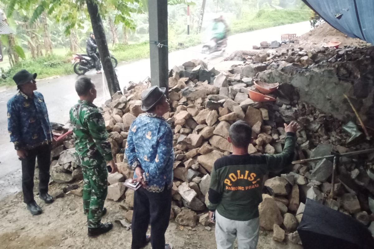 Forkompimcam Sukamakmur Kabupaten Bogor mendatangi lokasi ambruknya TPT yang menewaskan satu pekerja bangunan, Jumat (17/10/2025).