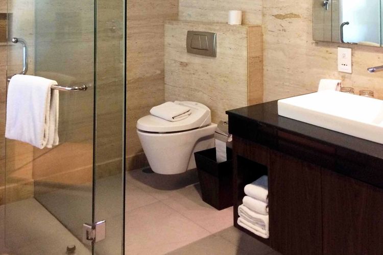 Kamar mandi minimalis yang minim penggunaan grout di Golden Tulip Devinz Skyvilla karya Monokroma Architect 

