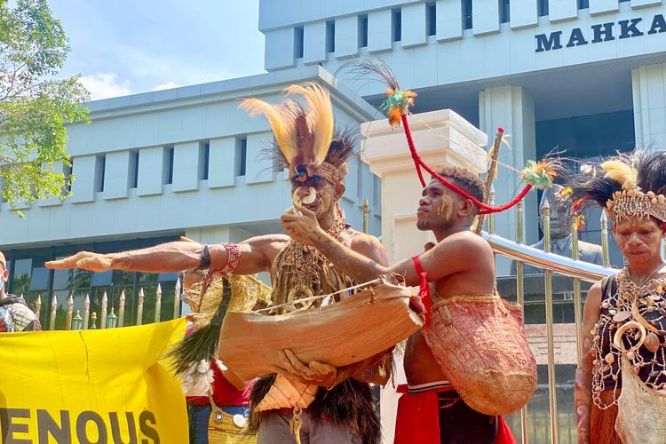 Masyarakat adat suku Awyu dan suku Moi, serta sejumlah aktivis menggelar aksi damai di depan Mahmakah Agung, Jakarta, pada Senin (27/5/2024), berharap Mahkamah Agung menjatuhkan putusan hukum yang melindungi hutan adat mereka.