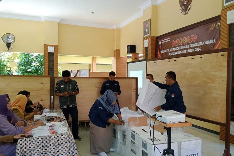 Proses rekapitulasi perolehan suara pemilu 2024 di Kecamatan Tuban, Kabupaten Tuban, Jawa Timur, Senin (19/2/2024).
