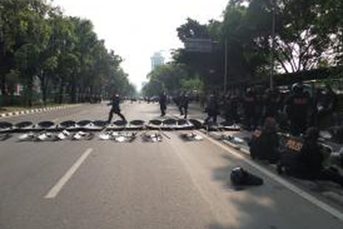 Ratusan Brimob yang melakukan istirahat usai bubarnya massa Prabowo-Hatta, di Jalan Medan Merdeka Selatan, Kamis (21/8/2014)