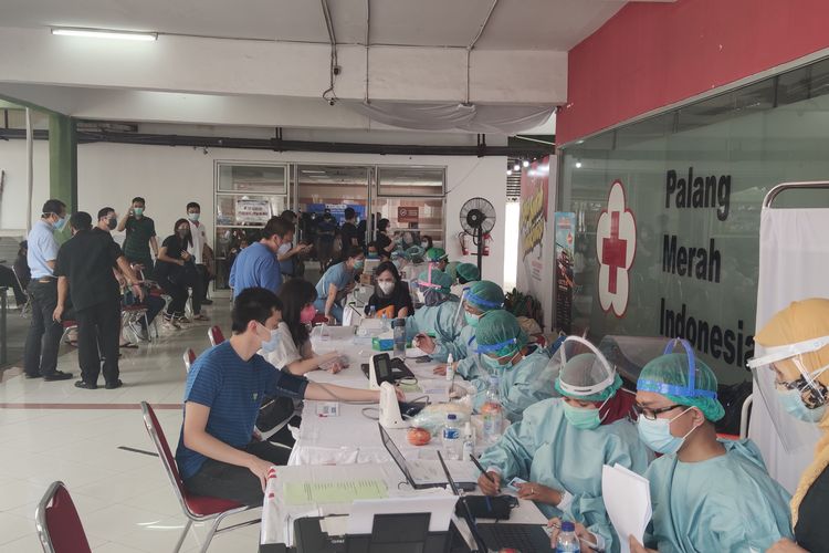 Suasana vaksinasi di Pasar Tanah Abang, Jakarta Pusat, Sabtu (6/3/2021).