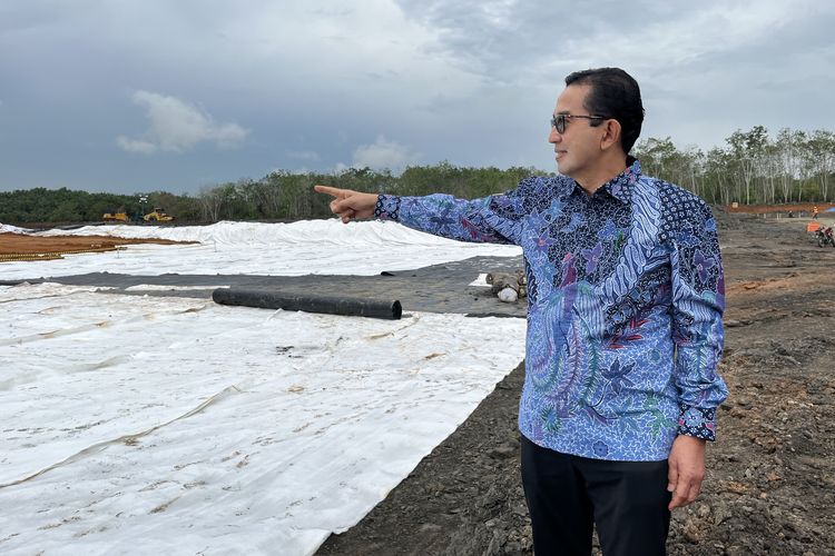 Kepala Badan Bank Tanah Parman Nataatmadja saat meninjau lokasi proyek Bandara VVIP IKN di Kabupaten Penajam Paser Utara, Kalimantan Timur, Selasa (11/6/2024).