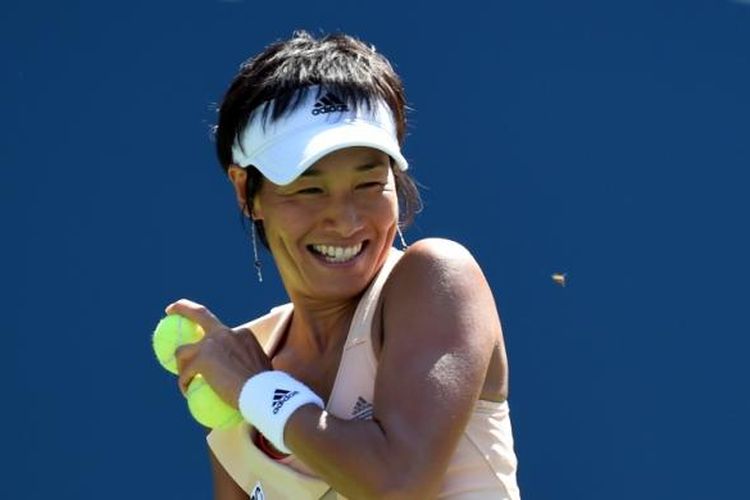 Petenis Jepang, Kimiko Date-Krumm, tersenyum sambil menghindari lebah yang mengganggunya ketika bertanding melawan petenis Amerika Serikat, Venus Williams, pada babak pertama AS Terbuka di Billie Jean King National Center, New York, Senin (25/8/2014).