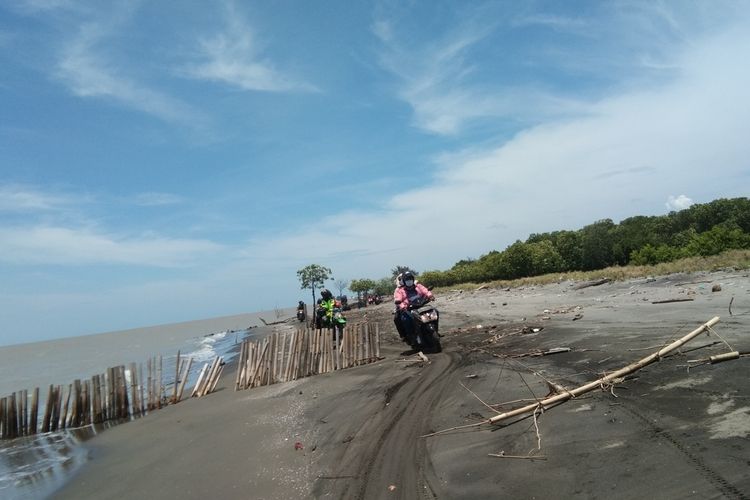 Bidan Desa Sedari Renny Galena Aulia dan suaminya Rizky Alfadillah usai mengunjungi Dusun Tanjungsari, Desa Sedari, Kecamatan Cibuaya, Karawang, Sabtu (13/3/2021) sore.