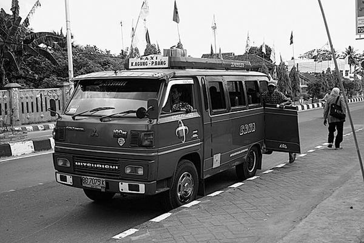 Angkutan umum di Kabupaten Ogan Komering Ilir, Sumatera Selatan, cukup unik karena jendela di bagian penumpangnya menggunakan kerangka kayu, Sabtu (4/10).  