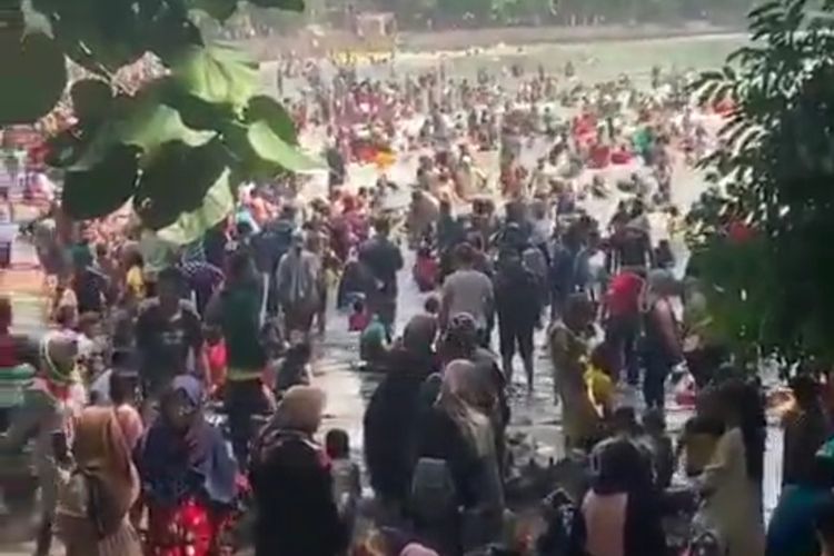 Tangkapan layar salah satu video yang memperlihatkan kerumunan wisatawan di Pantai Batu Karas, Kabupaten Pangandaran, Jawa Barat, Sabtu pagi (15/5/2021).