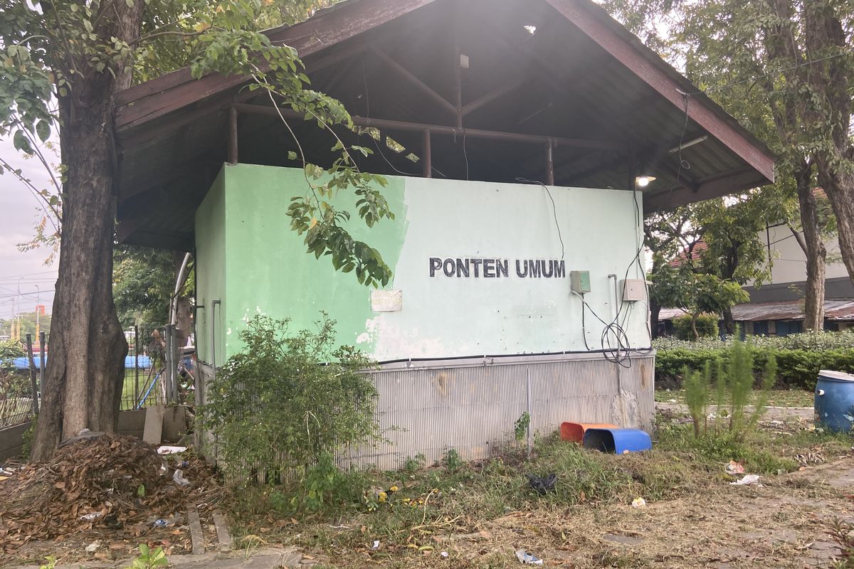 Ponten umum milik Jasa Tirta yang dikelola Tumini, warga Ngagel Surabaya sejak 2010, Jumat (4/7/2025!