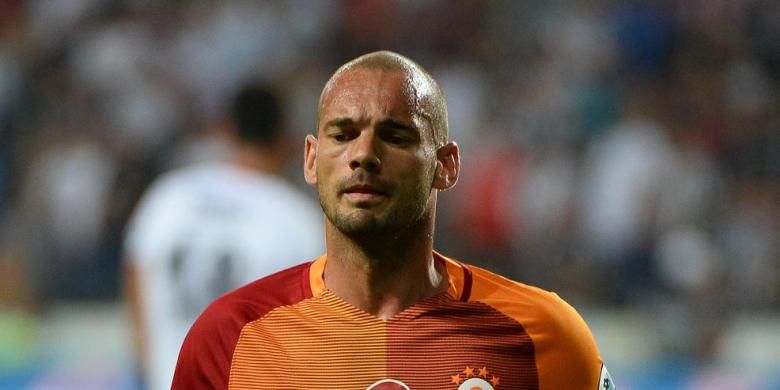 Gelandang Galatasaray, Wesley Sneijder, menjalani partai kontra Bersiktas pada Piala Super Turki di Torku Arena, Konya, Sabtu (13/8/2016).