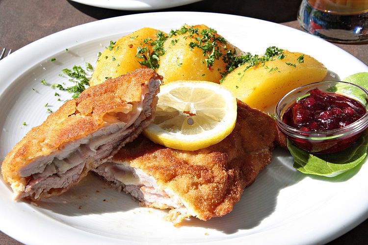 Ilustrasi chicken cordon bleu.