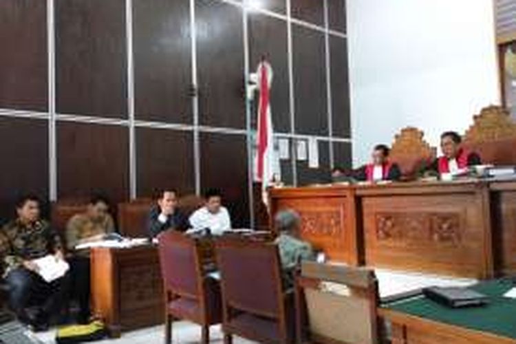 Sekretaris Majelis Syuro Partai Keadilan Sejahtera (PKS), Untung Wahono, memberikan keterangan dalam sidang gugatan perdata terkait pemecatan Fahri Hamzah di seluruh jenjang kepartaian oleh PKS. Sidang digelar di Pengadilan Negeri Jakarta Selatan, Senin (3/10/2016).
