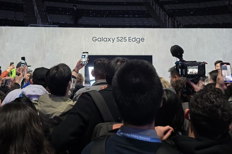 Jurnalis dan pengunjung berdesak-desakan ingin melihat Galaxy S25 Edge.