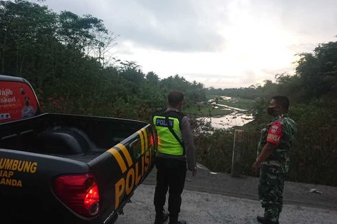 Truk dan Alat Berat Terjebak Banjir Lahar Hujan Merapi, 1 Orang Hanyut