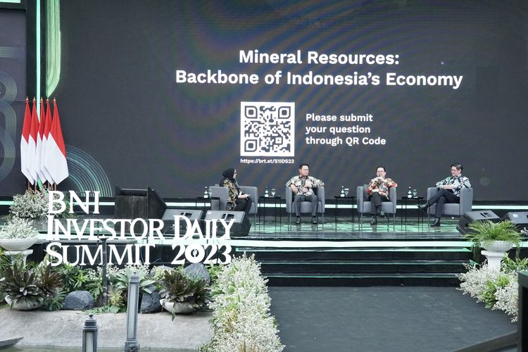 Presdir PTFI Tony Wenas menjadi narasumber dalam diskusi panel Investor Daily Summit 2023 bertemakan Mineral Resources: Backbone of Indonesia's Economy di Jakarta, Selasa (24/10/2023).