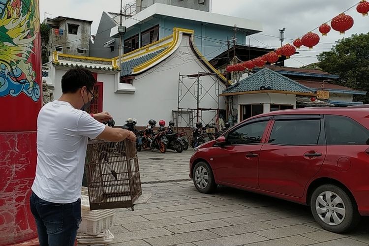 Tradisi buang sial di depan Klenteng Tay Kak Sie Semarang 