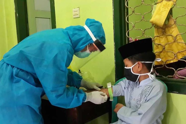 Seorang santri di Pondok Pesantren Annuriyah Kota Malang saat menjalani rapid test sebelum dipulangkan, Kamis (7/5/2020).