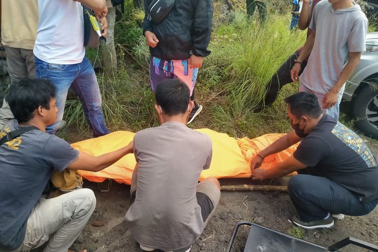 Proses evakuasi jenazah official tim Persikabo yang meninggal di Gunung Batur Bali. 