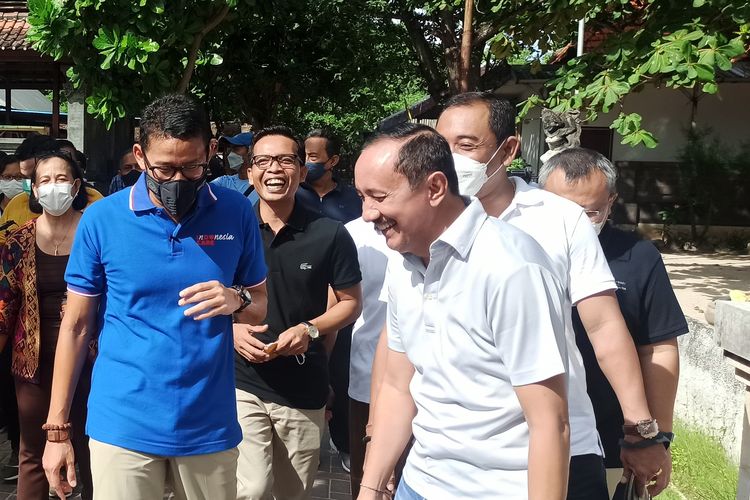 Menteri Pariwisata dan Ekonomi Kreatif  Sandiaga Uno (baju biru) bersama jajaran pejabat daerah setempat di Pantai Kuta, Badung, Bali pada Sabtu (23/4/2022). KOMPAS.com/ Yohanes Valdi Seriang Ginta