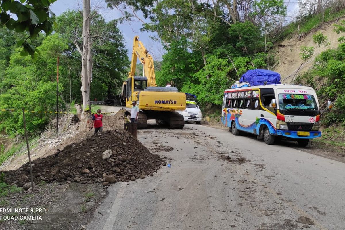 Balai Pelaksanaan Jalan Nasional (BPJN) Nusa Tenggara Timur (NTT), langsung bergerak cepat menangani longsoran yang mengikis bahu jalan di ruas Jalan Trans-Timor di Desa Tuppan, Kecamatan Batu Putih, Kabupaten Timor Tengah Selatan (TTS).
