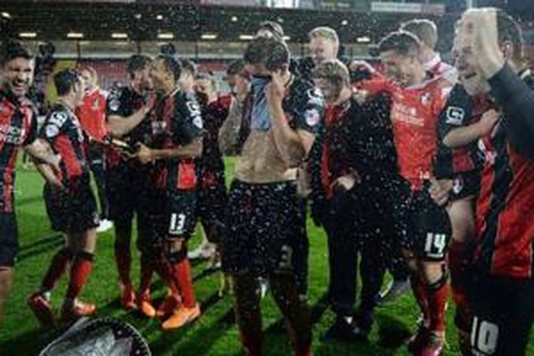 AFC Bournemouth merayakan keberhasilan promosi ke Premier League, Senin (27/4/2015). 