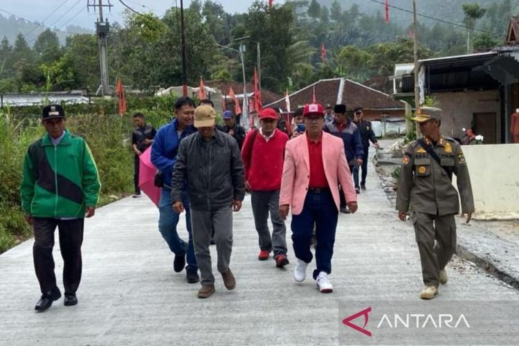 Bupati Kabupaten Cianjur, Jawa Barat, Herman Suherman bersama kepala dinas saat meninjau pembangunan jalan Sinagar-Cipelah di Kecamatan Pasirkuda yang sudah 95 persen selesai, Selasa (6/2/2024). 