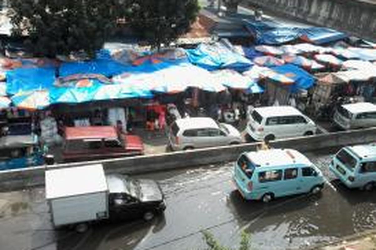 Salah satu ruas jalan depan blok G Pasar Tanah Abang yang kerap digenangi air got, Rabu (17/7/2013). Baik pembeli maupun pedagang, sama-sama tidak nyaman dengan kondisi seperti ini.