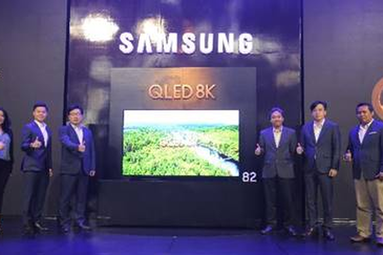 Suasana peluncuran Samsung QLED 8K TV di Indonesia, 25 April 2019, di Jakarta.
Tampak dari kiri ke kanan: Elvira Jakub sebagai Corporate Marketing Director Samsung Electronics Indonesia,  Simon Sim selaku TV-AV Business Head Samsung Electronics Indonesia, Jae Hoon Kwon selaku President Samsung Electronics Indonesia, Vega Susetyo Adi sebagai Head of Consumer Electronics  Samsung Electronics Indonesia, Young Jin Park selaku TV Business Advisor Samsung Electronics Indonesia, dan Ubay Bayanudin sebagai Senior Product Marketing Manager TV and AV Samsung Electronics Indonesia, resmi meluncurkan produk Samsung QLED 8K TV 2019.