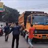 Warga Geram, Bawa Pentungan Marahi Sopir Truk Tambang di Bogor
