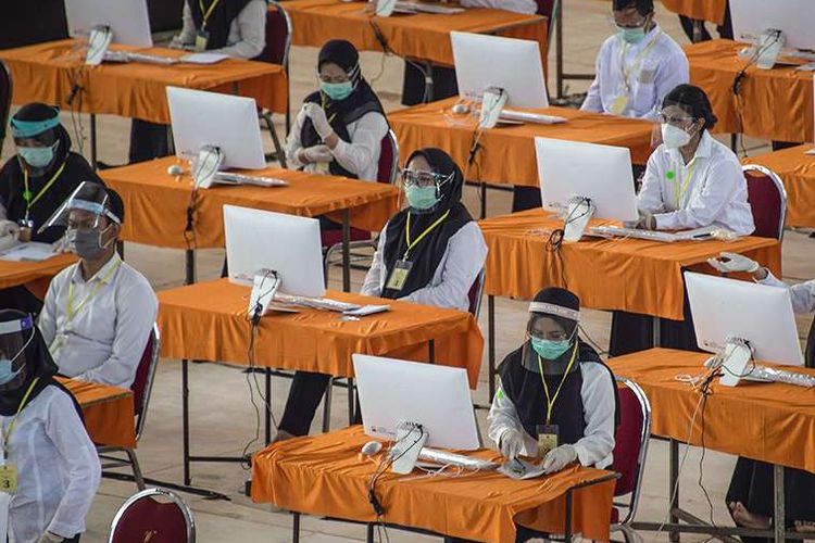 Peserta mengikuti ujian Seleksi Kompetensi Bidang (SKB) Calon Pegawai Negeri Sipil (CPNS) di Surabaya, Selasa (22/9/2020). Badan Kepegawaian Daerah (BKD) Kota Surabaya menggelar ujian SKB yang diikuti 1.142 peserta CPNS dengan menerapkan protokol kesehatan pencegahan Covid-19 secara ketat.