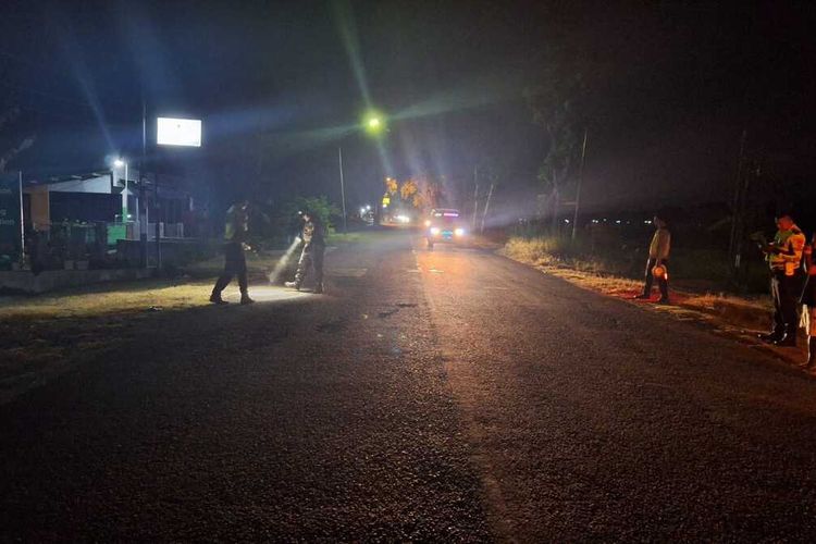 Polisi mengolah TKP Yamaha RX King tabrak seorang pejalan kaki di Jalan Pahlawan, Padukuhan Cangkring, Kalurahan Bendungan, Kabupaten Kulon Progo, Daerah Istimewa Yogyakarta. Pejalan kaki tewas.