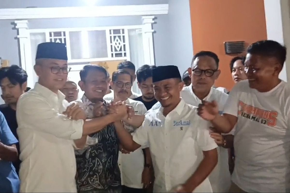 Calon Bupati Bone Andi Rio Idris Padjalangi (kaca mata) memberikan selamat kepada Calon Bupati Bone, Andi Asman Sulaiman atas kemenangannya versi perhitungan cepat pada Kontestasi Pilkada Kabupaten Bone, Sulawesi Selatan. Rabu, (27/11/2024).