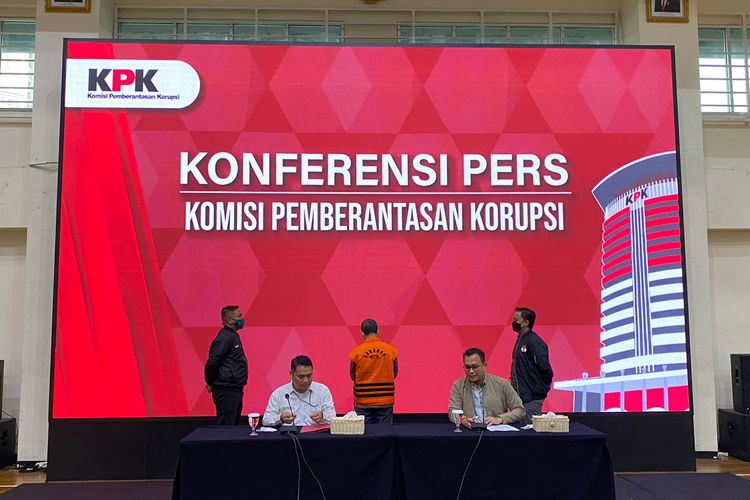 Konferensi pers Komisi Pemberantasan Korupsi (KPK) yang menahan satu orang mantan anggota DPRD Provinsi Jambi terkait kasus suap dugaan korupsi uang ketok palu RAPBD Jambi tahun anggaran 2017-2018. Konferensi pers dilakukan di Gedung KPK, Jakarta Selatan, Selasa (16/5/2023).