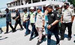 Mendagri Tito Tinjau Lokasi Terdampak Gempa di Pelabuhan Laurentius Say Maumere