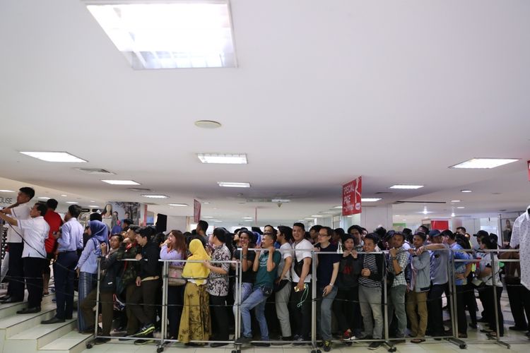 Pengunjung saat mengantri untuk membeli pakaian diskon di Lotus Department Store, Djakarta Theater XXI, Jakarta, Rabu (25/10/2017). Menurut informasi yang diterima dari karyawan, gerai Lotus di seluruh Indonesia akan ditutup pada 31 Oktober 2017.