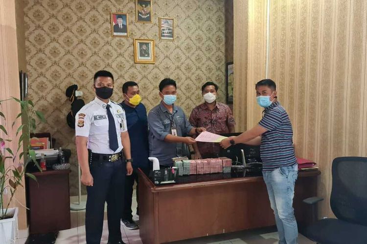 Pengembalian uang kerugian negara akibat korupsi reses fiktif di Sekretariat DPRD Tulang Bawang. (FOTO: Dok. Kejari Tulang Bawang)