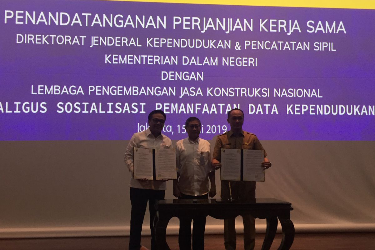 Penandatanganan Perjanjian Kerjasama Ditjen Dukcapil dengan LPJKN di Auditorium Kementerian PUPR, Senin (15/7/2019).