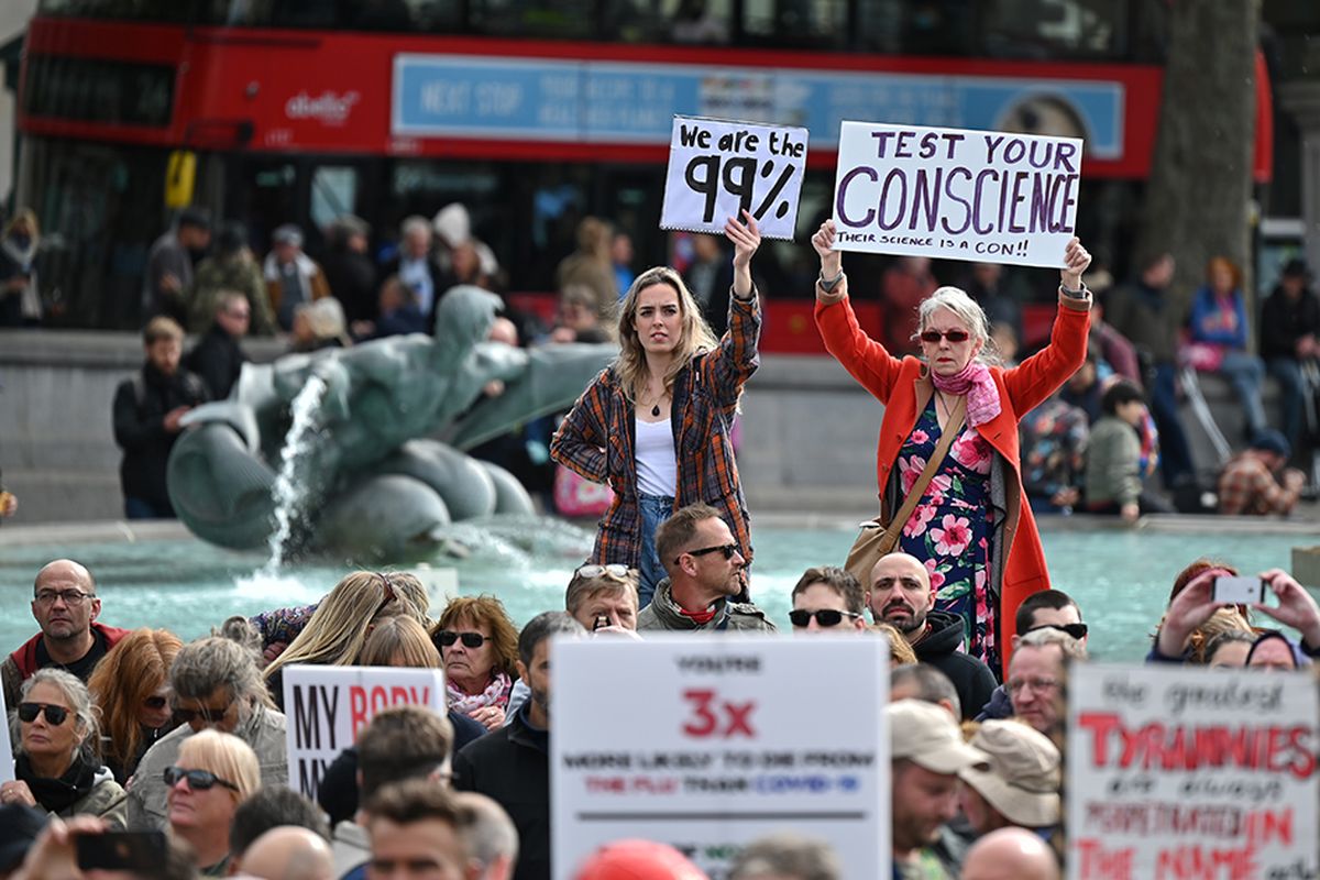 Para pengunjuk rasa menggelar aksi menentang aturan pembatasan yang dikeluarkan pemerintah PM Inggris terkait penyebaran Covid-19, di Trafalgar Square di London, Inggris, Sabtu (26/9/2020). Aksi yang diikuti ribuan warga tersebut di antaranya menolak kebijakan lockdown, vaksinasi, dan kewajiban penggunaan masker.