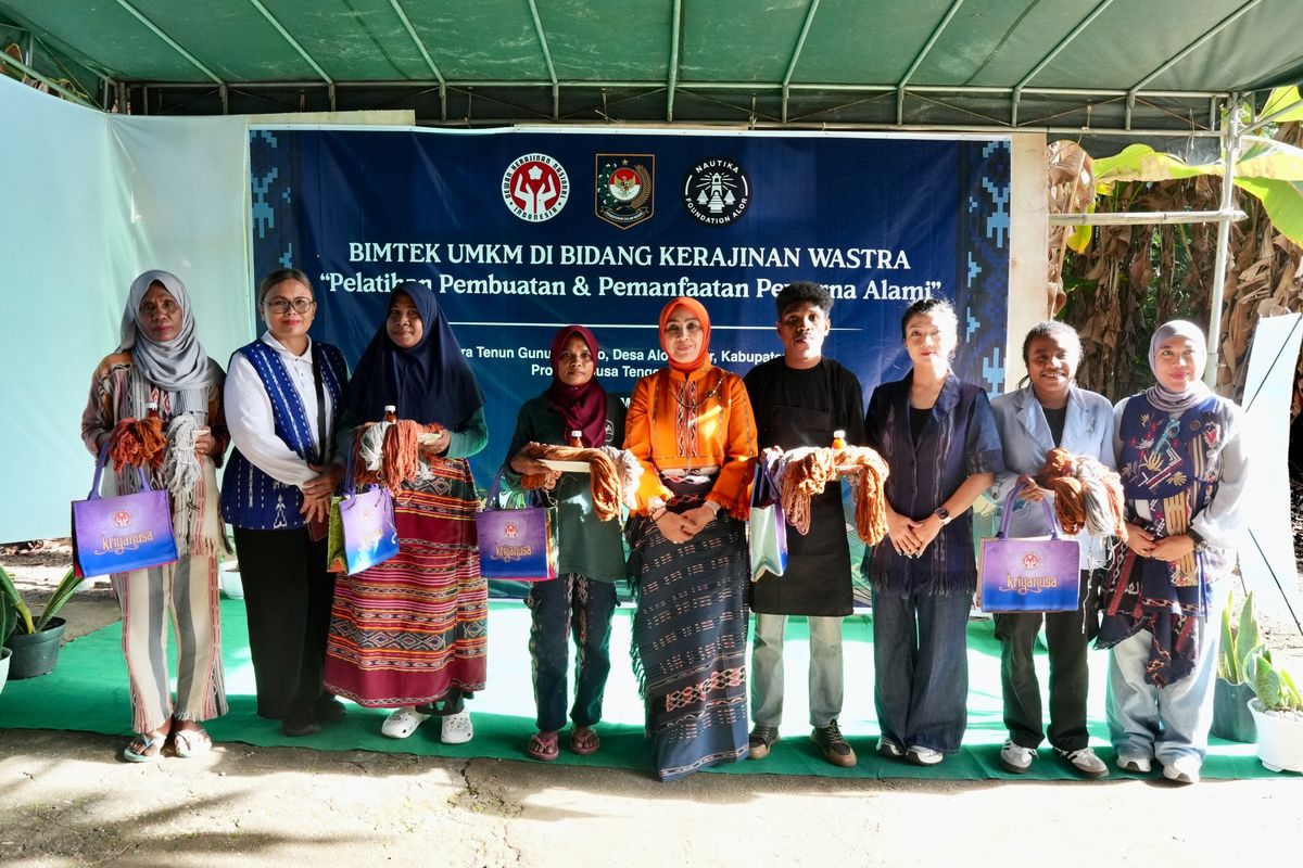 Ketua Harian Dewan Kerajinan Nasional (Dekranas) Tri Tito Karnavian dalam penutupan Bimtek UMKM bidang wastra di Sentra Tenun Gunung Mako, Desa Alor Besar, Kabupaten Alor, NTT, Selasa (19/5/2026).