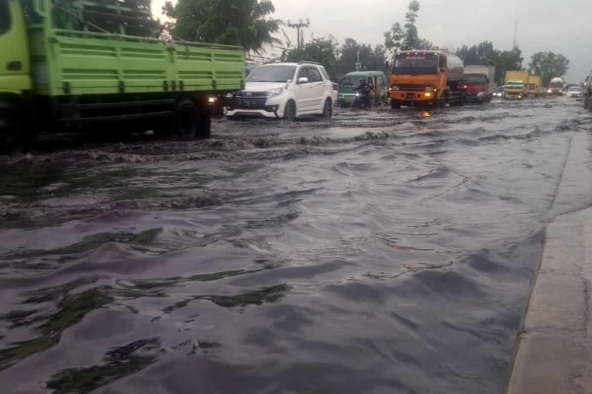 BANJIR sepanjang 200 meter dengan ketinggian 30 sentimeter merendam Jalan Raya Bandung-Garut tepatnya di wilayah PT Kahatex, Cimanggung, Sumedang, Jawa Barat, Kamis (27/12/2018) sore.