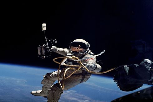 Hari Ini dalam Sejarah: Astronot AS Berjalan di Angkasa Luar
