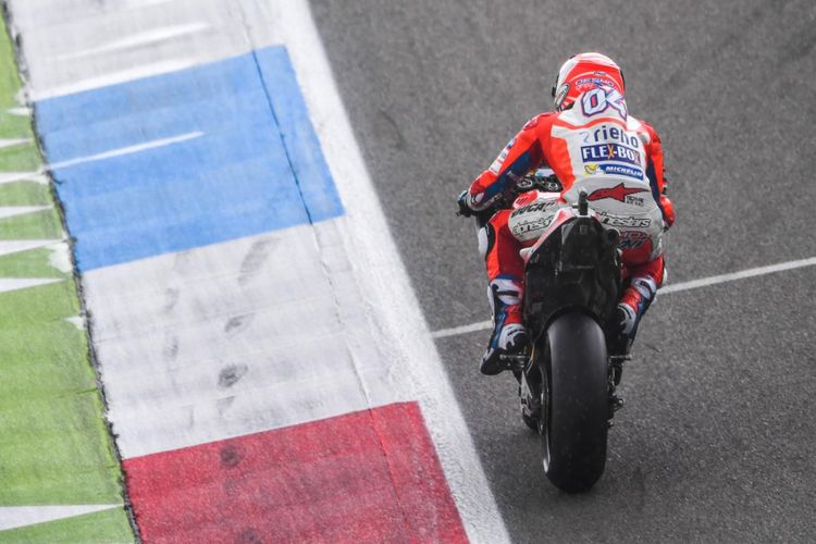 Pebalap Ducati Team asal Italia, Andrea Dovizioso, memacu motornya pada sesi kualifikasi GP Belanda di Sirkuit Asssen, Minggu (25/6/2017).