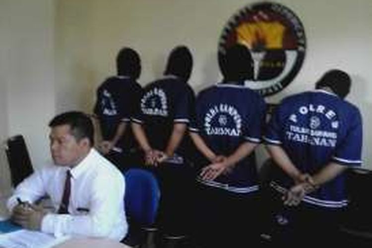 Empat tersangka ditahan aparat Polda Lampung atas tuduhan penipuan Rp 307 juta dengan motif menjanjikan jabatan kepala dinas di pemerintahan Kota Bandarlampung.
