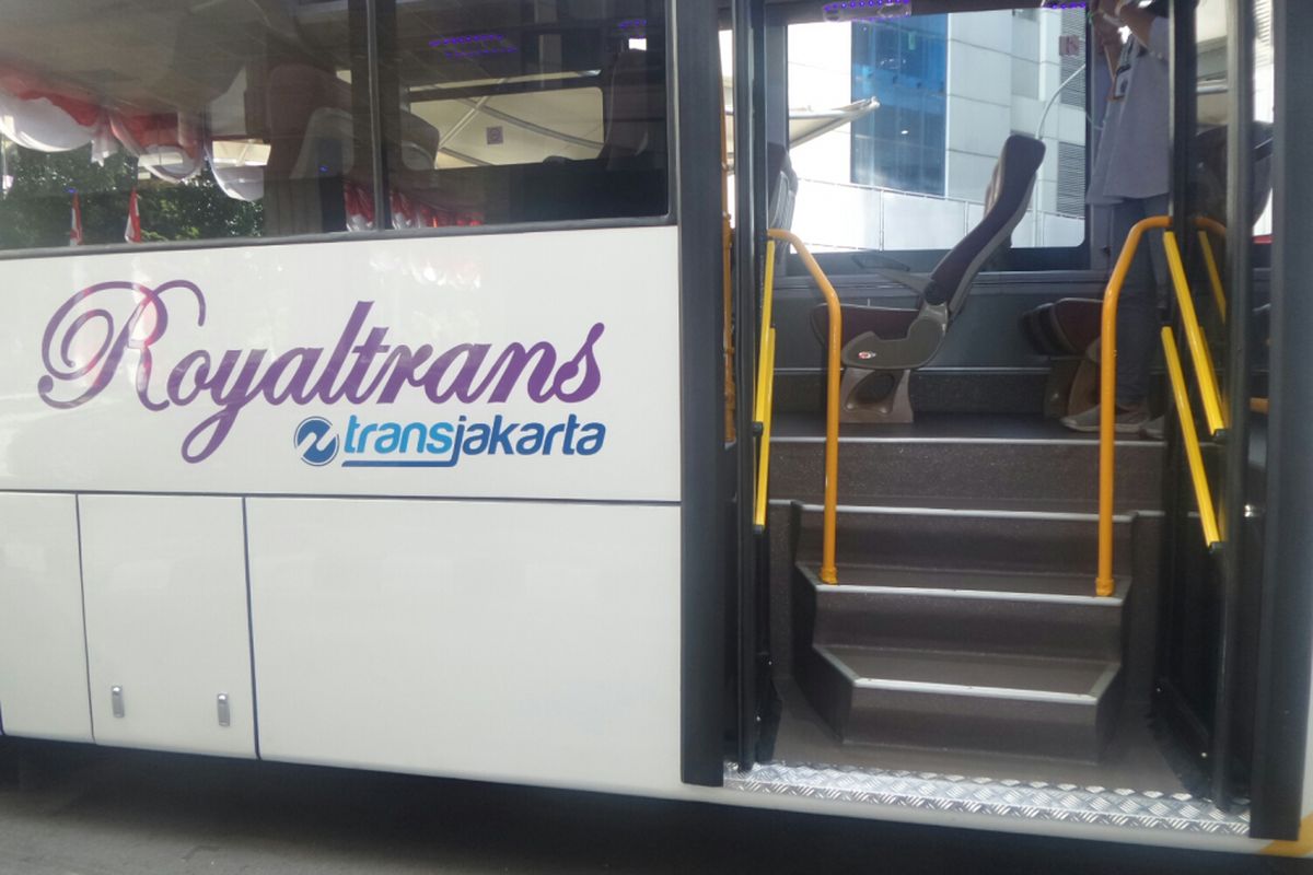 Bus Royaltrans milik PT Transjakarta yang rencananya digunakan untuk melayani warga perumahan. Foto diambil di Kementerian Perhubungan, Kamis (24/8/2017). 