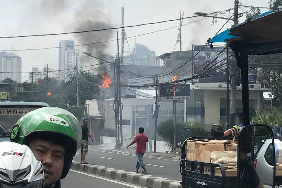 Kabel listrik milik PLN di Jalan Petamburan VII, Tanah Abang, Jakarta Pusat, terbakar pada Selasa (29/5/2018) siang.