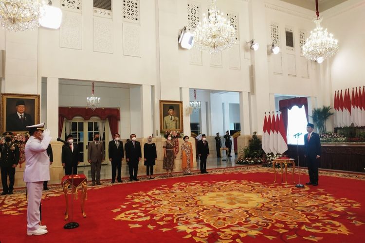 Presiden Joko Widodo saat melantik Laksamana Yudo Margono sebagai Panglima Tentara Nasional Indonesia (TNI) di Istana Negara, Senin (19/12/2022).