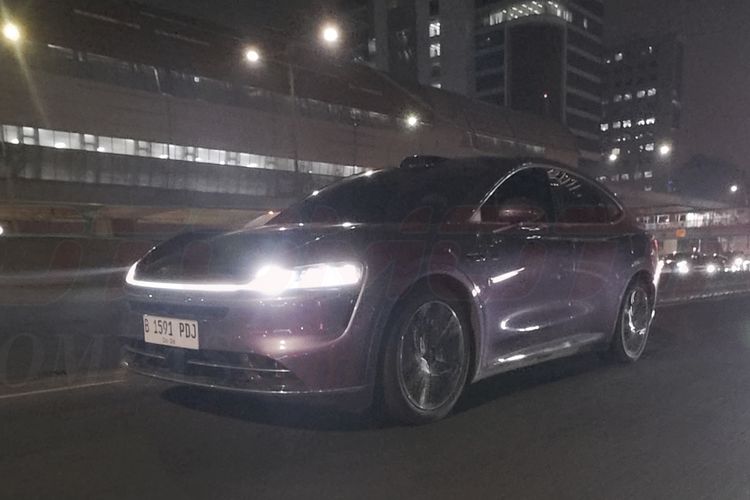 Luxeed R7 Terpantau Melintas di Selatan Jakarta