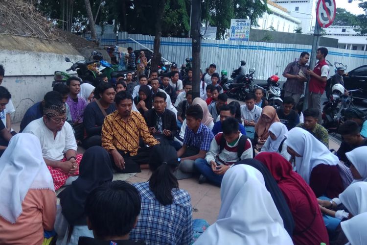 Para pemain drama kolosal Surabaya Membara melakukan doa bersama di bawah viaduk Jalan Pahlawan Surabaya, Senin (12/11/2018)