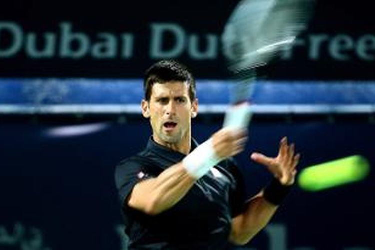 Petenis Serbia Novak Djokovic memukul bola ke arah petenis Uzbekistan Denis Istomin pada babak pertama Dubai Duty Free Tennis Championships, Selasa (25/2/2014). Djokovic menang 6-3, 6-3.