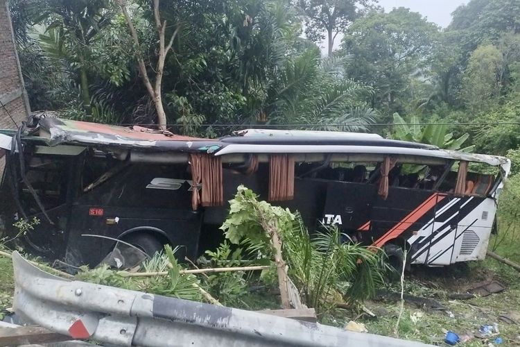 Kondisi bus study tour yang masuk jurang di Lampung, Rabu (22/5/2024).
