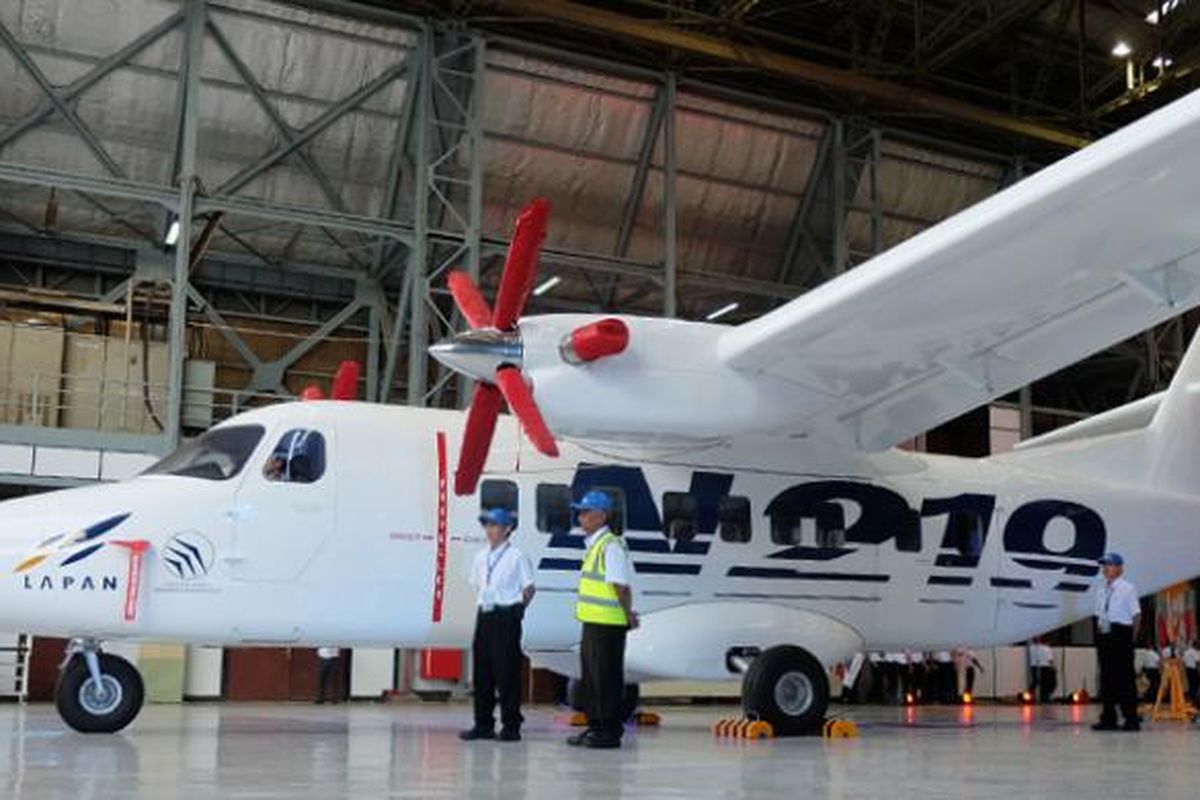 Pesawat turboprop N219 saat di-roll-out di hangar PT Dirgantara Indonesia (PT DI) di Bandung, Jawa Barat, Kamis (10/12/2015).